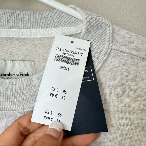 Abercrombie & Fitch - Picture 9 of 9